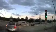 Bursa'da hastane kavşağında kural ihlali: Kırmızı ışıkta geçen kamyonet motosikletliyi yola savurdu