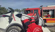 Susurluk yolunda bariyerlere çarpan otomobilde sıkışan yolcuyu itfaiye kurtardı