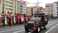 Kars'ta Cumhuriyet coşkusu yağmura meydan okudu: 103 öğrenciyle dev halay