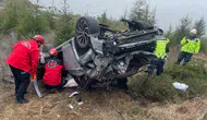 İzmir-İstanbul Otoyolu'nda korkutan kaza: Bariyerleri aşan otomobil şarampole yuvarlandı