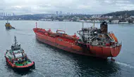 Dron saldırısıyla ağır hasar alan tanker İstanbul Boğazı'ndan geçti