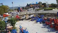Bayındır'da yüklü kamyonetin çarptığı kadın tekerleklerin altında kalmaktan saniyelerle kurtuldu
