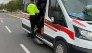 Yol ortasına bırakılan uyarı taşları kazaya davetiye çıkardı: Motosiklet sürücüsü yaralandı