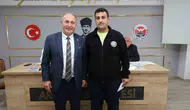 Arhavi'de dürüstlük ödüllendirildi: Yerde bulduğu altını sahibine ulaştıran belediye işçisine 5 bin TL