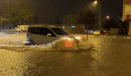 Adıyaman'da sağanak yağış ulaşımı kilitledi: Ana arterler göle döndü
