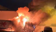 Bafra Sanayi Sitesi'nde park halindeki tır küle döndü