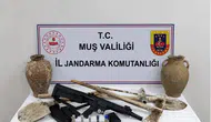 Bulanık'ta kaçak kazı operasyonu: Tarihi eser şüphesiyle iki küp ele geçirildi
