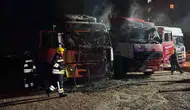 Dağkent'te park halindeki tırlar alevlere teslim oldu