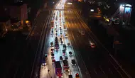 TEM Otoyolu'nda gece yarısı dehşeti: Bariyerlere saplanan otomobilin sürücüsü hayatını kaybetti