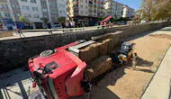 Tosya'da park halindeki saman yüklü tır kontrolden çıkarak çaya devrildi