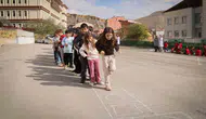 Bayburt Cumhuriyet İlkokulu bahçesi geleneksel oyunlarla şenlendi