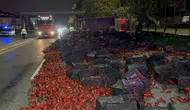 Samsun'da gece yarısı kaza: 10 ton biber taşıyan kamyon devrildi
