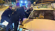 Erkilet Bulvarı'nda direksiyon hakimiyeti kayboldu: Ağaca çarpan sürücü araçta sıkıştı