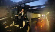 Bahçelievler'de sağanak kabusu: Alt geçitte mahsur kalan sürücü iş makinesiyle kurtarıldı