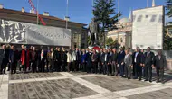 Eskişehirli Muhtarlar Atatürk Anıtı’na Çelenk Sundu
