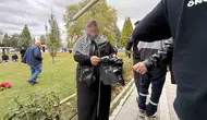 Cami Önünde Çöp Poşetiyle Dilendi