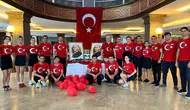 Bodrum'da 30 Ağustos coşkusu: Otel personeli bayraklı kıyafetleriyle fark yarattı