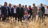Yüksekova'da hasat coşkusu: Kaymakam Hülür tarlada çiftçilerle buluştu