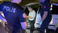 Aksaray'da yol ortasında direksiyon başında uyuyakaldı: Alkollü sürücü ambulansla kontrol edildi