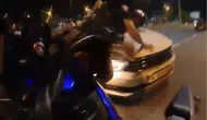 Kask kamerası kazayı böyle kaydetti: Otomobilin üzerine savruldular, mucize eseri kurtuldular
