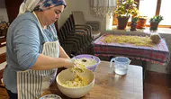 Buldanlı kadınların kış mesaisi başladı: Tarhana ve erişte, bez keselerde gelecek aylara taşınıyor