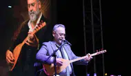 Zafer Bayramı'nda Muradiye Meydanı'nda türkü dolu gece: Tolga Çandar hayranlarını coşturdu