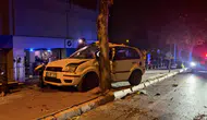 Denizli'de trafik kazası: Direksiyon hakimiyetini kaybeden sürücü ağaca çarptı