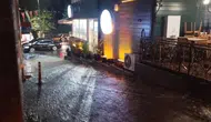 İstanbul'da aniden bastıran sağanak hayatı felç etti: Yollar göle döndü