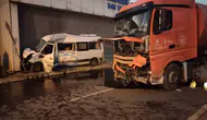 Ümraniye'de sabah saatlerinde servis minibüsü ile atık kamyonu çarpıştı: 2 yaralı