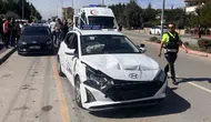 Ehliyet sınavı yolunda kaza: 14 yaşındaki sürücü sınav aracına çarptı