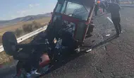 Kars çevre yolunda traktör ve otomobil çarpıştı: 6 yaralı