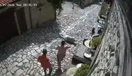 Safranbolu'nun tarihi sokaklarında yürüyen yaşlı adamın zor anları kameraya yansıdı