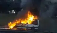 Esenler'de sabah trafiğinde servis minibüsü dehşeti: Araç küle döndü
