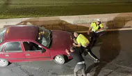 Kayseri'de kaza yapan araçları polis ekipleri elleriyle iterek yolu açtı