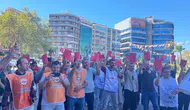Konak Belediyesi'nde maaş krizi: İşçilerden yönetime kırmızı kartlı protesto