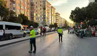 İzmir'de banka şubesinde silahlı rehine krizi: Güvenlik görevlisinin silahını alıp 5 kişiyi kilitledi