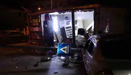Malatya'da gece yarısı dehşeti: Kontrolden çıkan otomobil konteyner dükkanları yerle bir etti