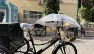 Eskişehir sokaklarında yağmura karşı minik dostuna şemsiyeli koruma