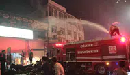 Cizre'deki maç kutlamaları sırasında havai fişekler faciaya yol açtı: 3 iş yeri yandı, bir itfaiye eri yaralandı