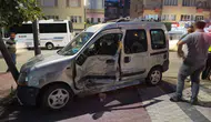 Niğde'de zincirleme kaza: Hafif ticari araç önce motosiklete sonra panelvana çarptı