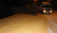Bir yudum su içmek isterken 25 ton mısır yola saçıldı