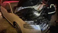 Niğde'de site otoparkında park halindeki araç alevlere teslim oldu