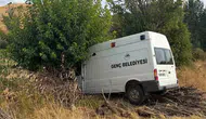 Genç Belediyesi'ne ait minibüs ağaca çarptı: 3 yaralı