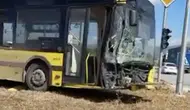 Gemlik'te belediye otobüsü kontrolden çıktı: Trafik ışıkları trafosuna çarparak durabildi