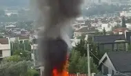 Bursa'da park halindeki otomobil alevlere teslim oldu: Araç hurdaya döndü
