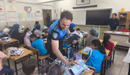 Erzincan'da polis ekipleri okul kapılarını çalarak öğrencilerin heyecanına ortak oldu
