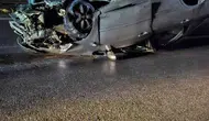 Kocaali yolunda park halindeki tarım araçlarına çarpan otomobil takla attı