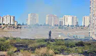 Kayseri'de anız yangınına aldırış etmedi: Salça kazanının başından ayrılmadı