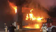 Esenyurt'ta gece yarısı kabusu: Bir dükkanda başlayan yangın 5 iş yerini küle çevirdi