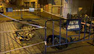 İstanbul'da sağanak felaketi: Fatih'te yol çöktü, araçlar çukura saplandı